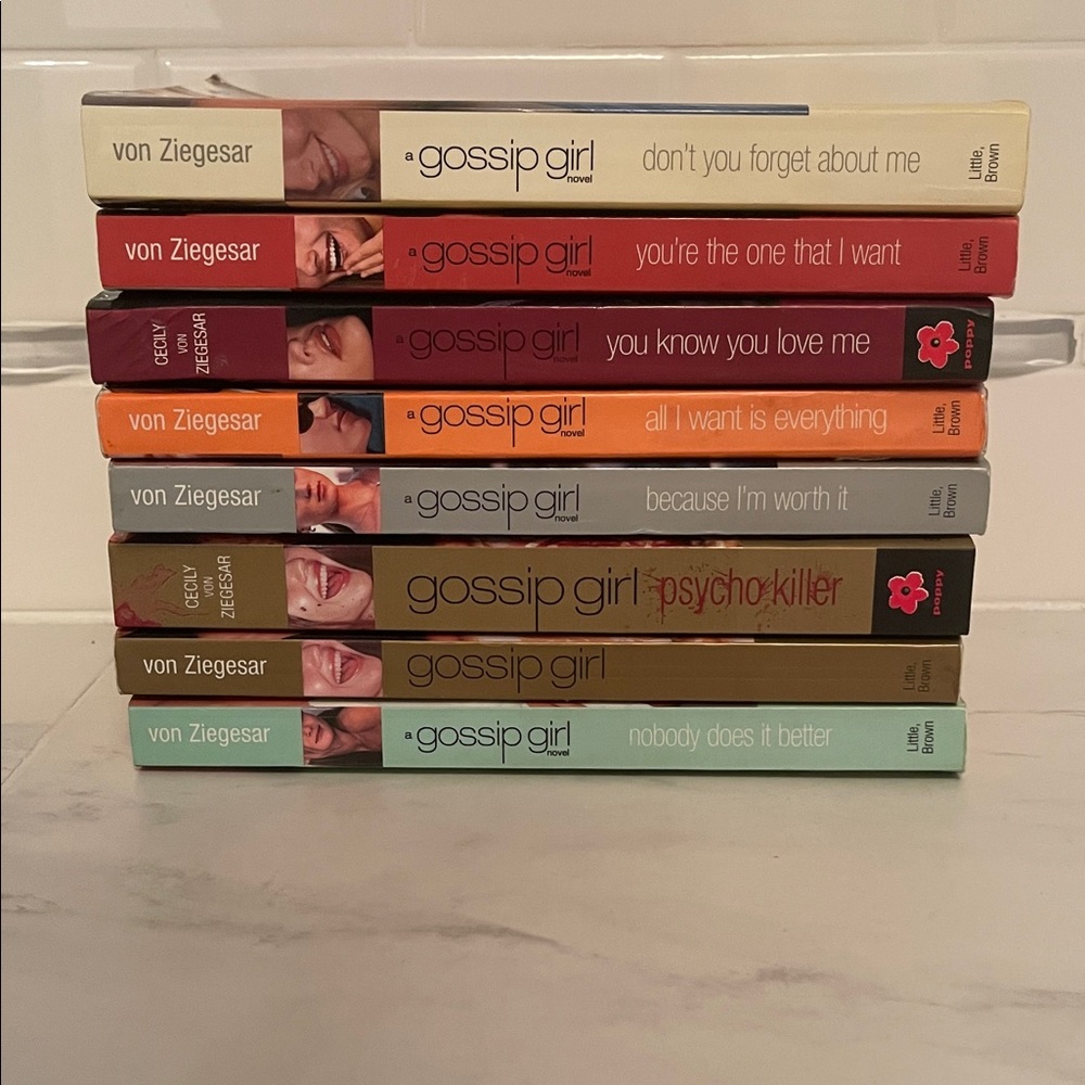 Gossip Girl novel set by Von Ziegesar. In good condition